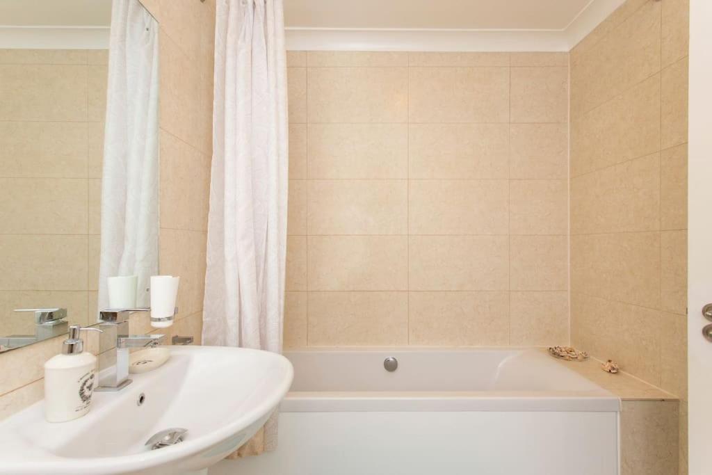 2 Bed Room Flat Near Westfield, West Londra Dış mekan fotoğraf